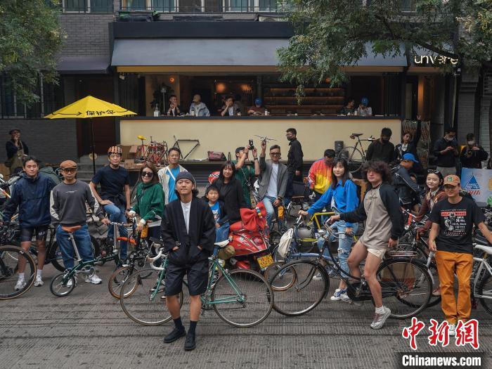 浩瀚体育平台西安骑行渐热 年轻人在“轻量化”生活中寻找小趣味(图1)