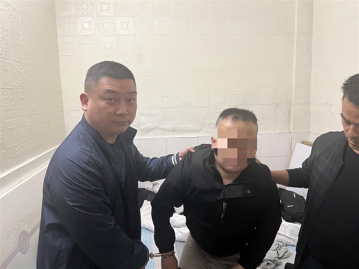 浩瀚体育连夜骑行50公里砸6辆轿车盗窃 男子“忙活”一整夜后被民警抓了(图2)