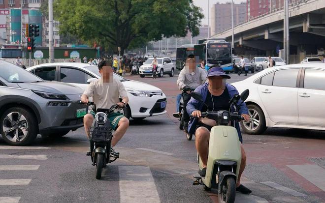 浩瀚体育你知道吗？行人车道停留、骑行追逐竞速等都是违法行为！(图3)